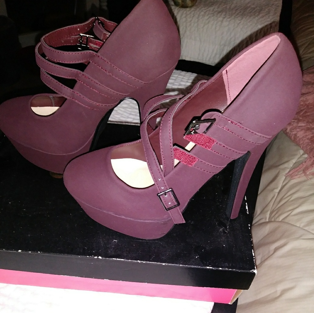 Heels - Picture 2 of 4