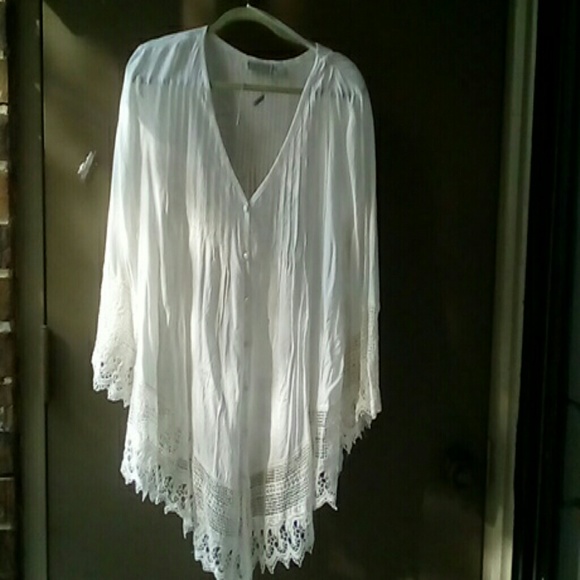 Solitaire Tops - Blouse with lace low in front - high in back