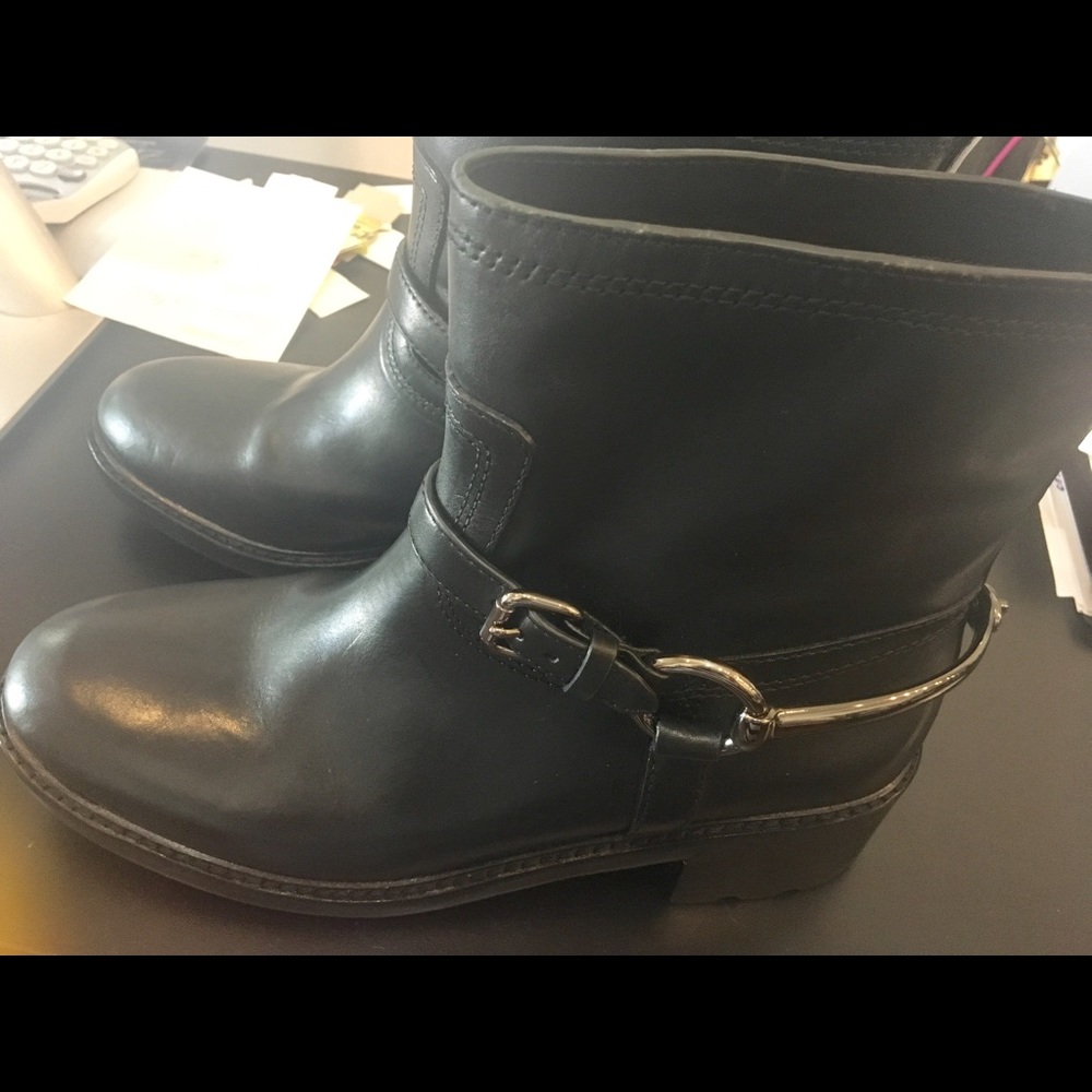 Like new Coach authentic Leather boots 🎁