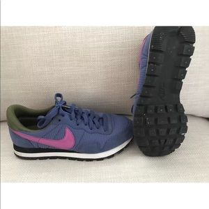 Women's Nike- Size 8