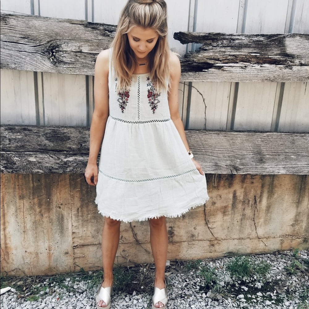 NWT Mint Embroidered Dress ~ Large - Picture 2 of 5