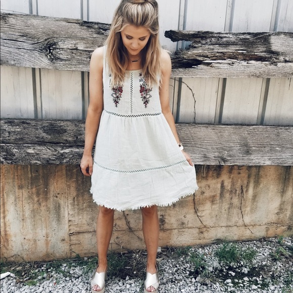 NWT Mint Embroidered Dress ~ Large - Picture 2 of 5