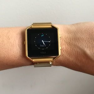 Fit blaze & 7 interchangeable bands & faces.