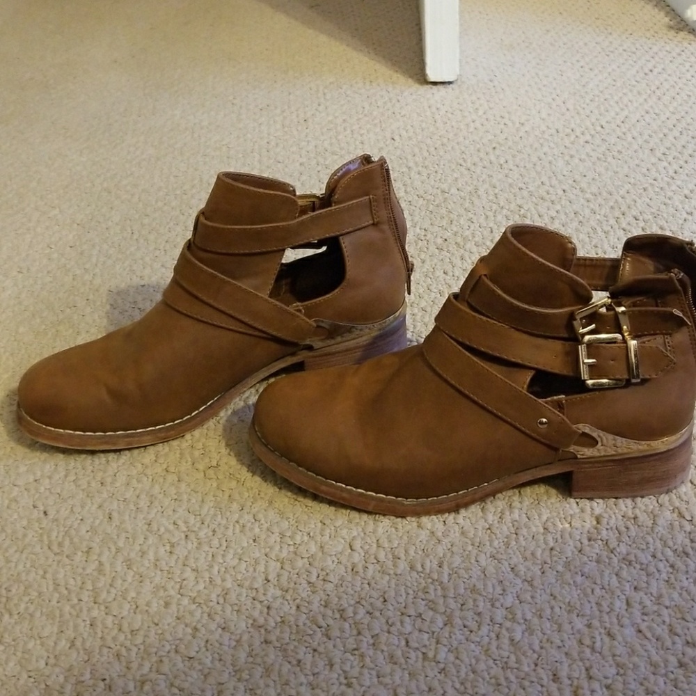 Light brown summer boot gold metal buckles