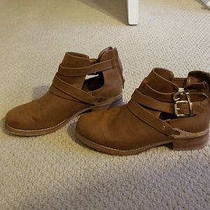 Light brown summer boot gold metal buckles