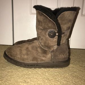 UGG AUSTRALIA Chocolate Bailey button boots