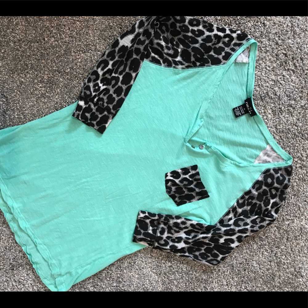 Rue 21 turquoise tee with leopard sleeves