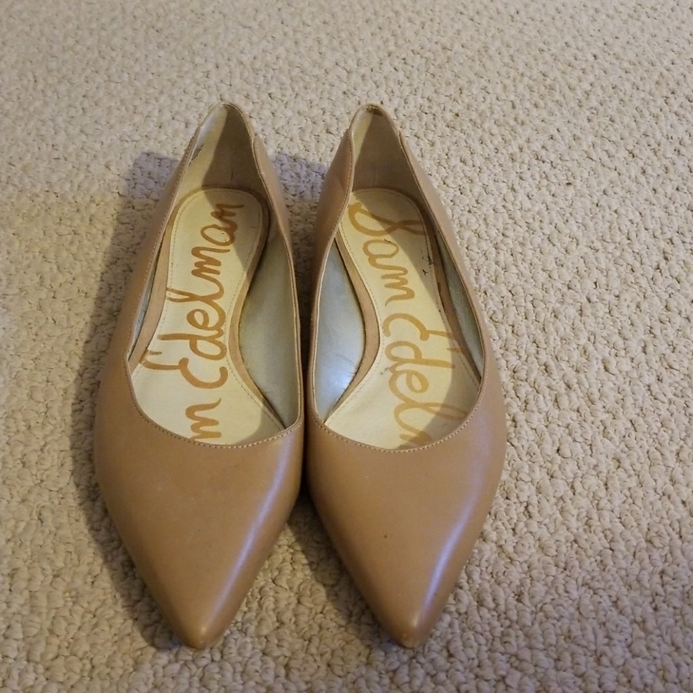 Beige pointed flats