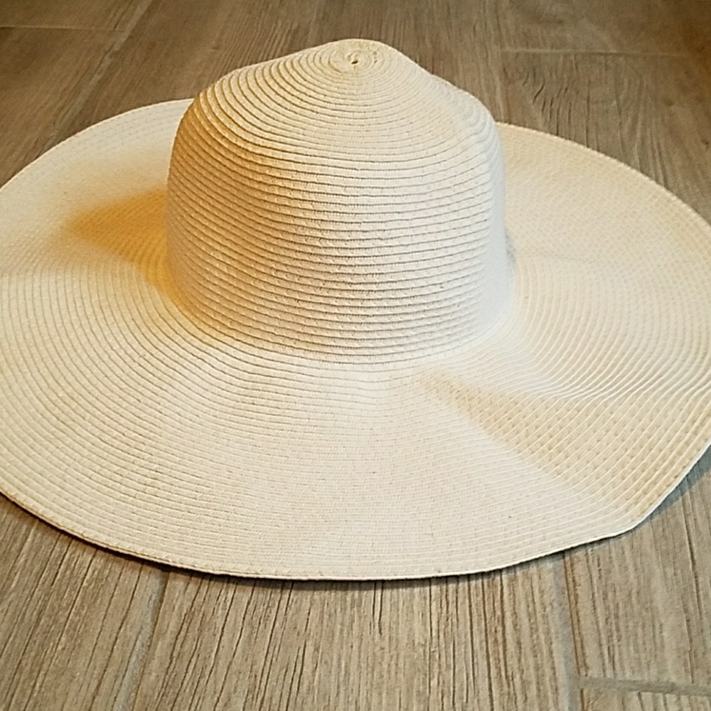 White floppy hat