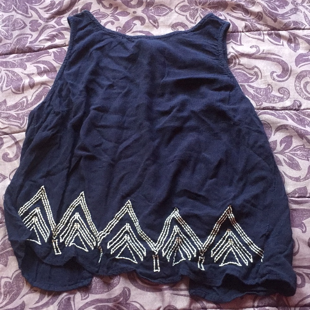 Boxed tee with design of the bottom