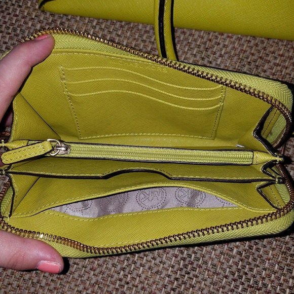 Lime green Michael Kors Hamilton and wallet SET - Picture 4 of 4