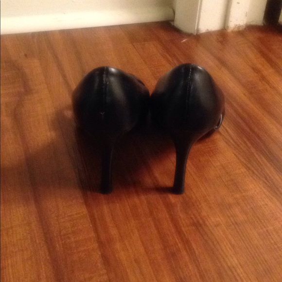 Black open toe kitten heels - Picture 3 of 4
