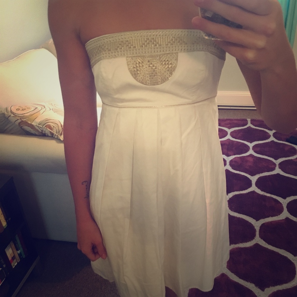 White House Black Market White/Gold Strapless Dess