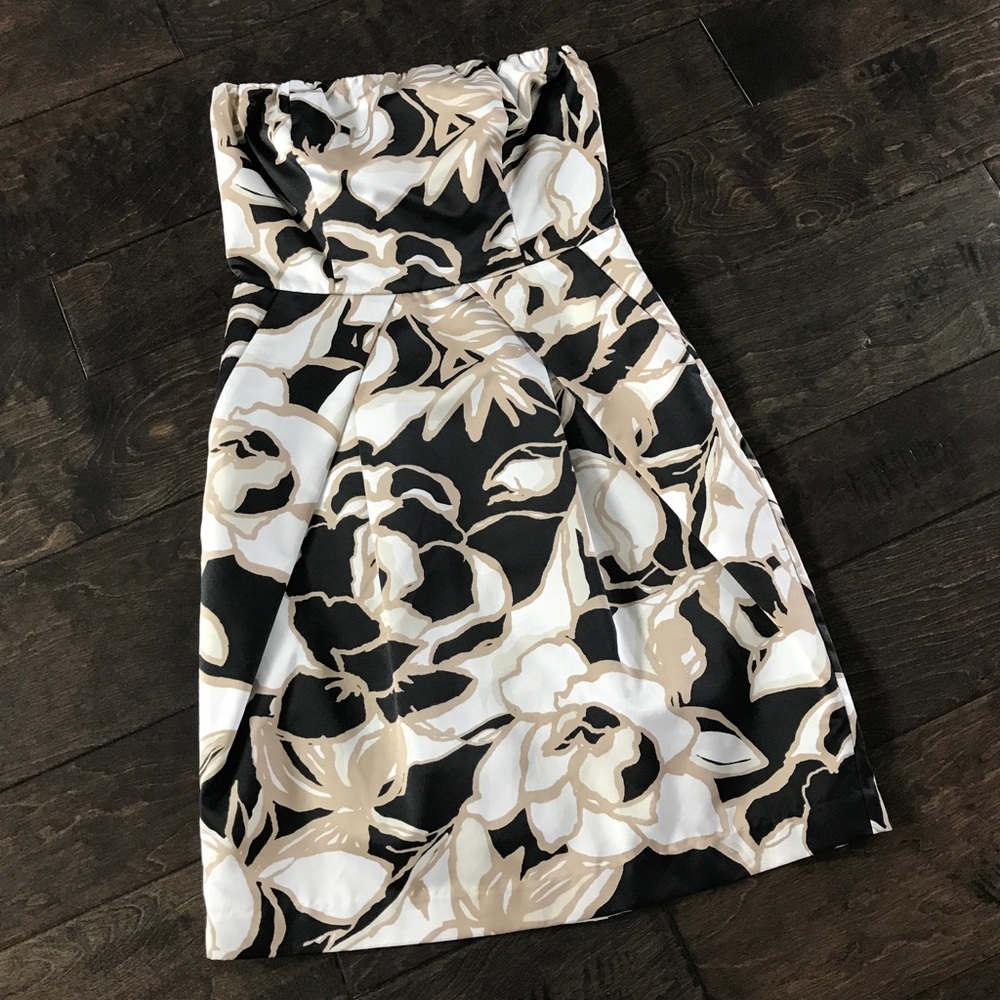 Limited strapless pocket dress