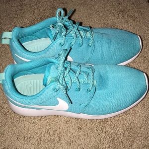 Size 7 Nike Roshe