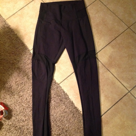 Lululemon highrise mesh pant SOLD do not buy - Picture 2 of 5