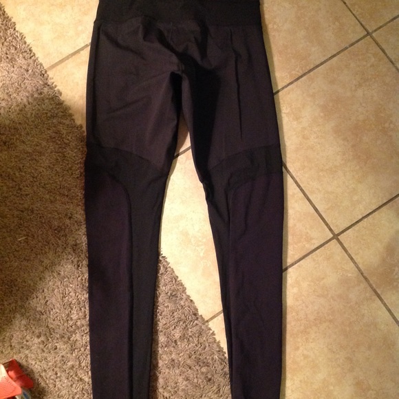 Lululemon highrise mesh pant SOLD do not buy - Picture 4 of 5