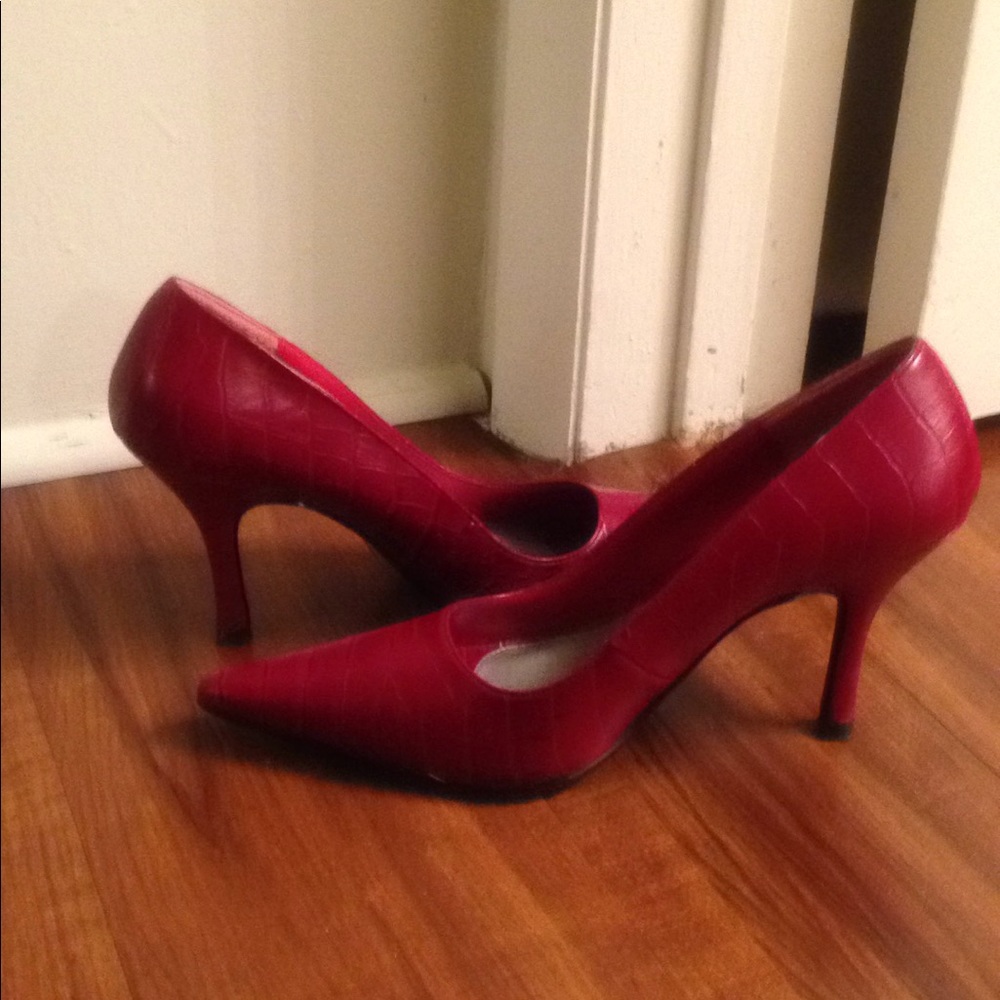 Red croc look pumps