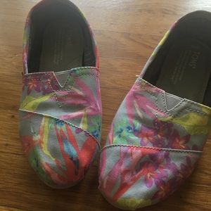 Toms Hawaiian print shoes