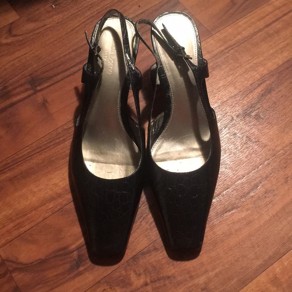 Black alligator skin pump