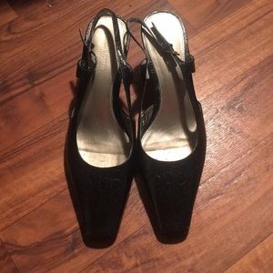 Black alligator skin pump