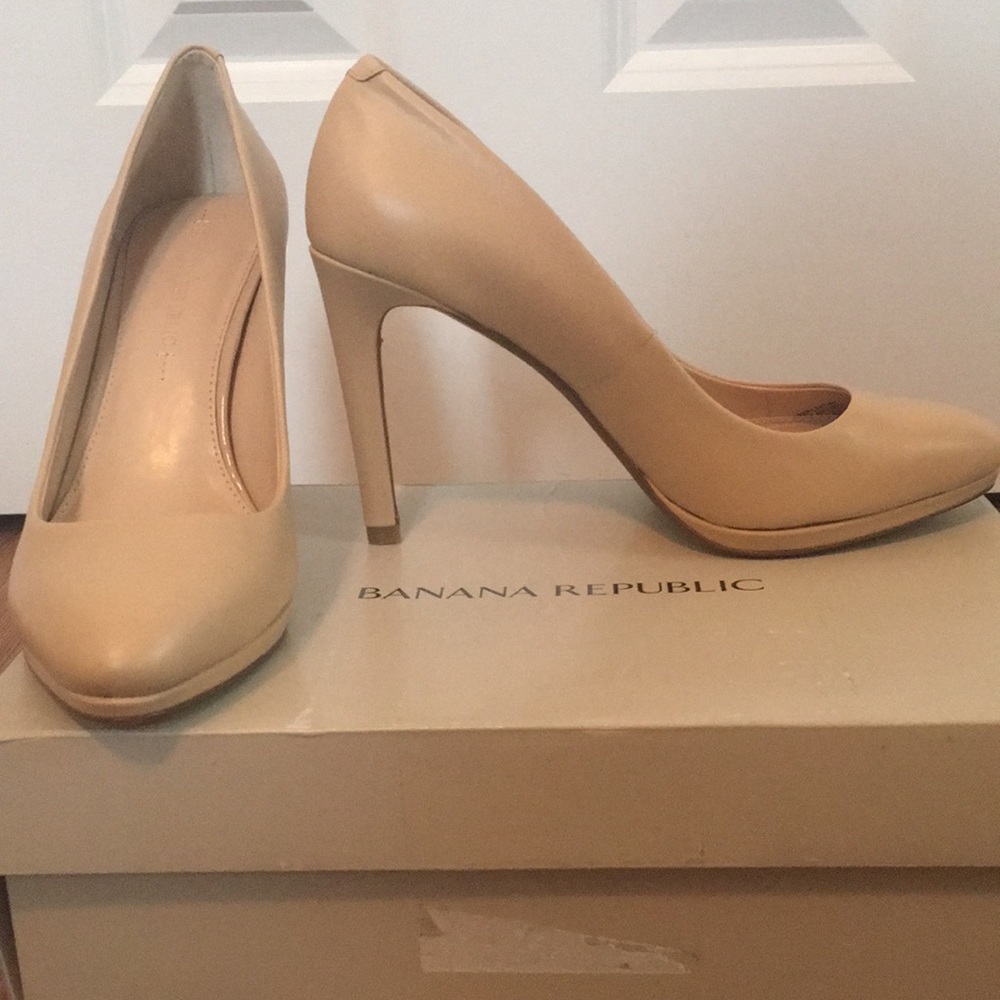 Banana Republic Kelsey pump in Dune