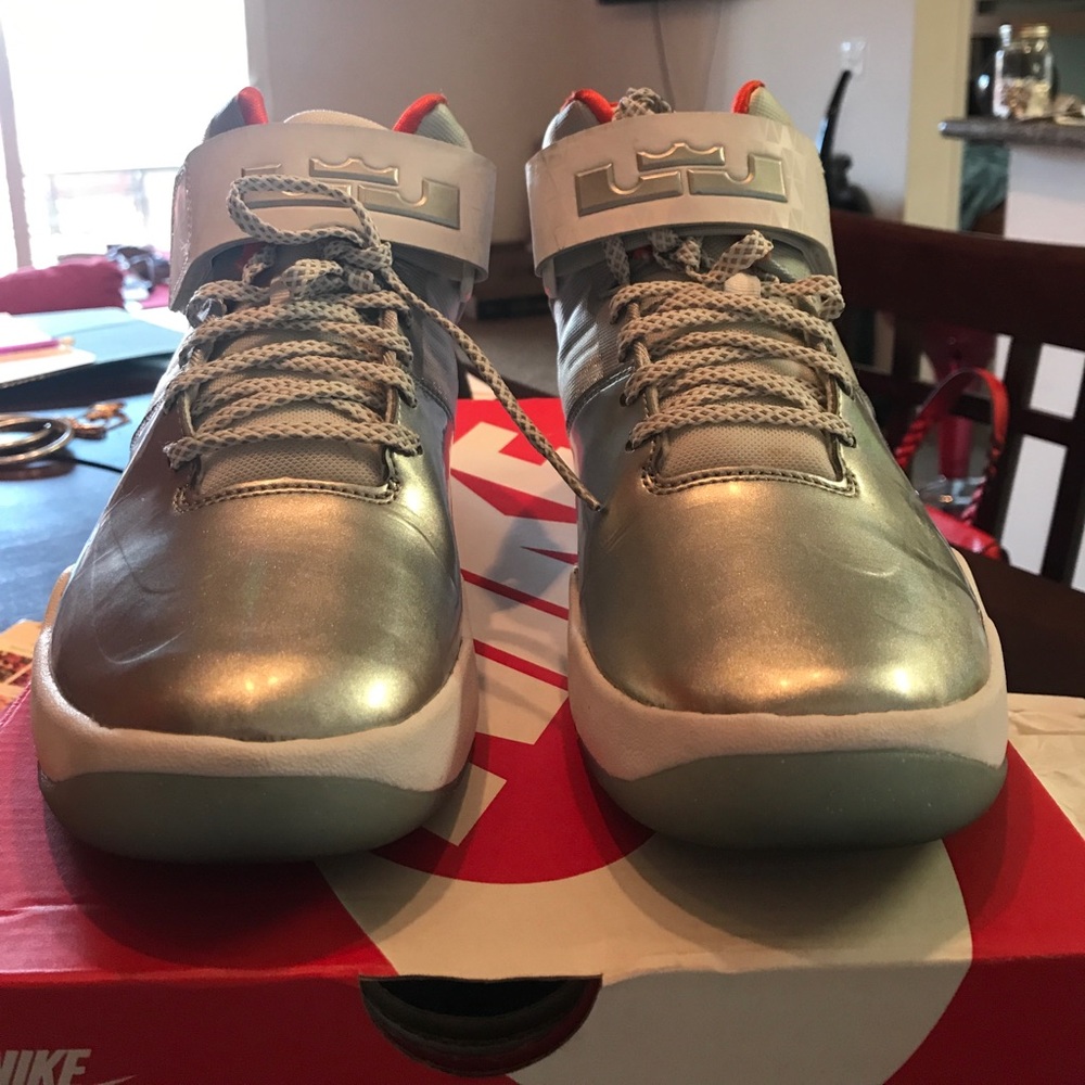 Lebron James Silver Akronite QS sneaker