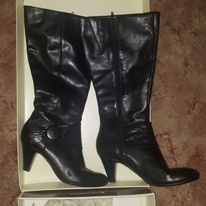 Black boots with button