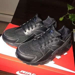 ALL BLACK NIKE HUARACHES (GS)