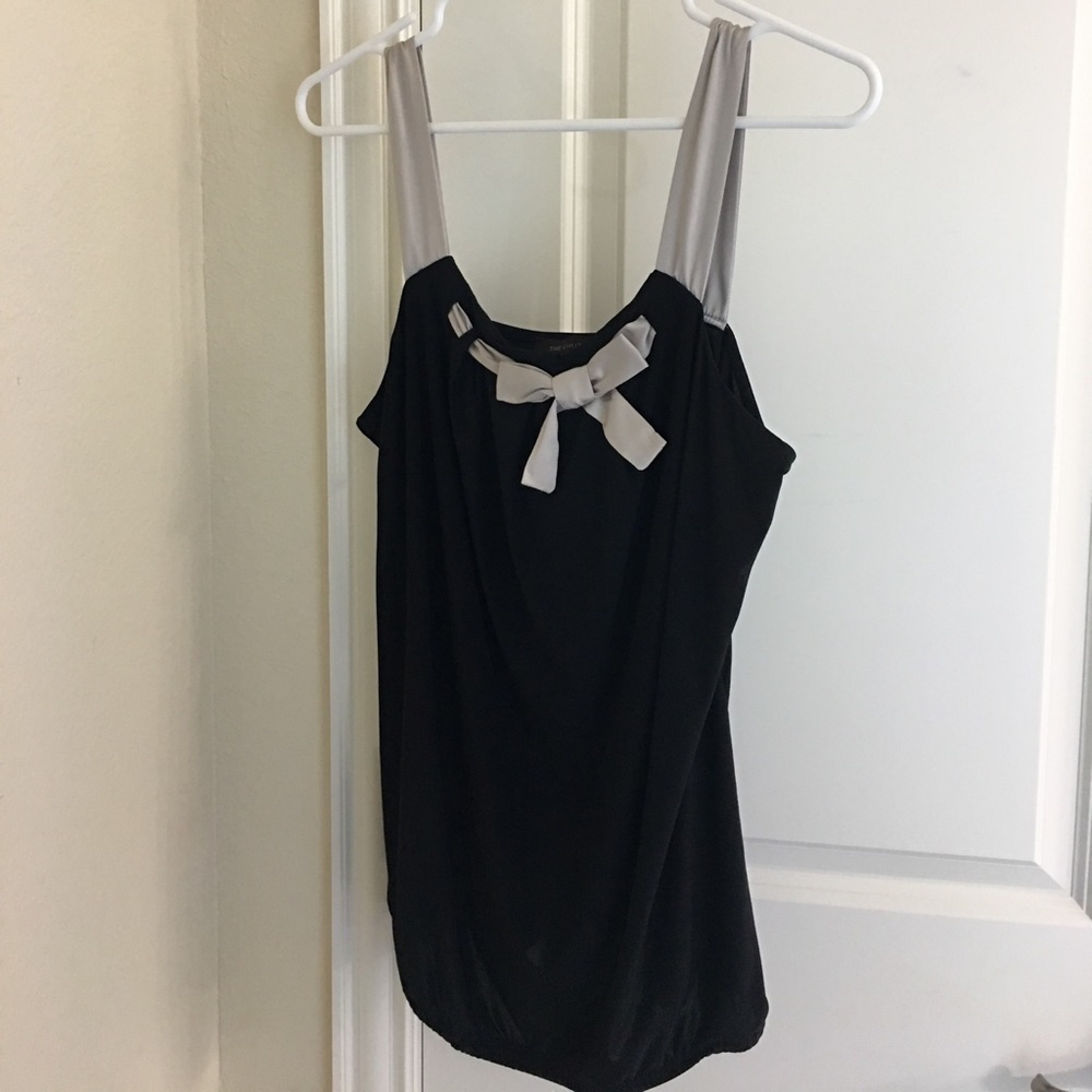 Limited-sleeveless black top with silver bow