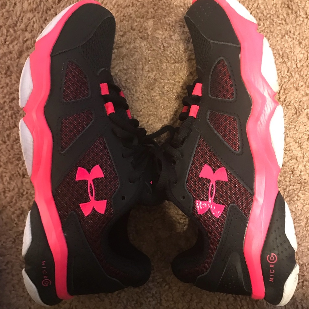 UA TENNIS SHOES LIKE NEW