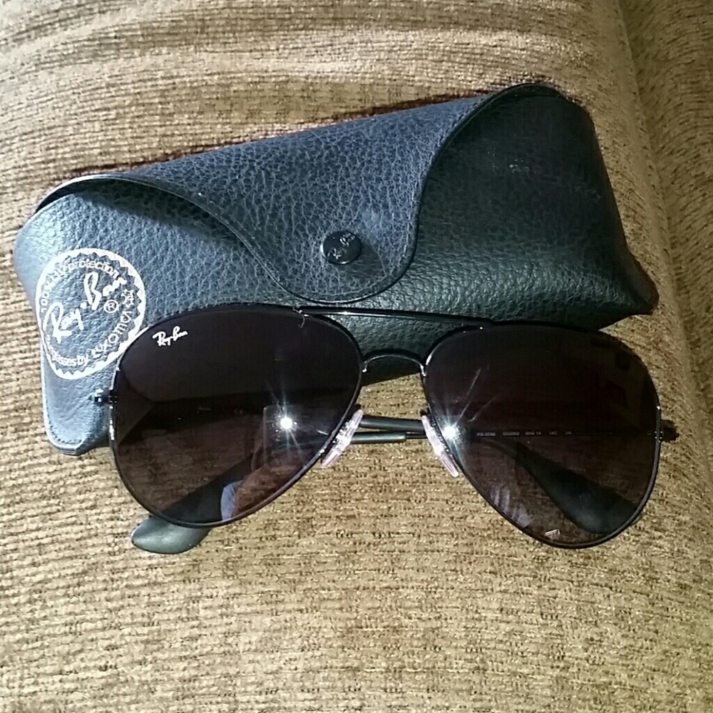Black rayban aviators