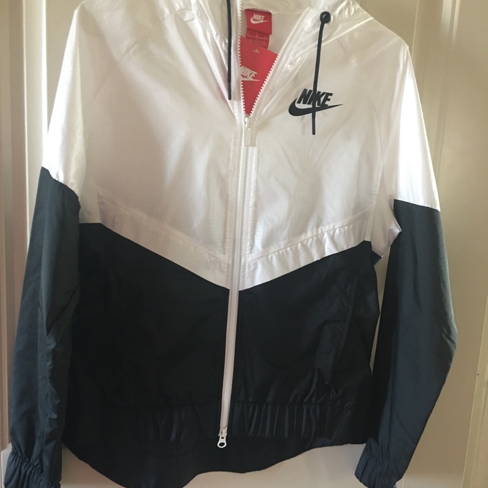 ••SOLD•• Nike white/black wind runner