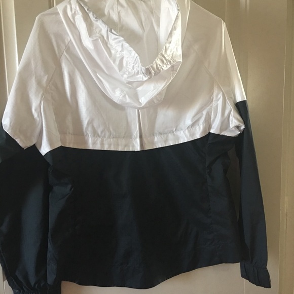 ••SOLD•• Nike white/black wind runner - Picture 3 of 3