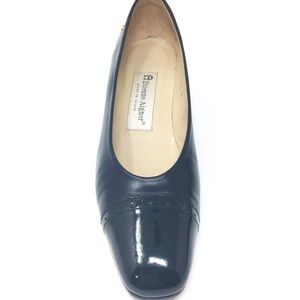Vintage Etienne Aigner "Britain" Navy Leather Pump