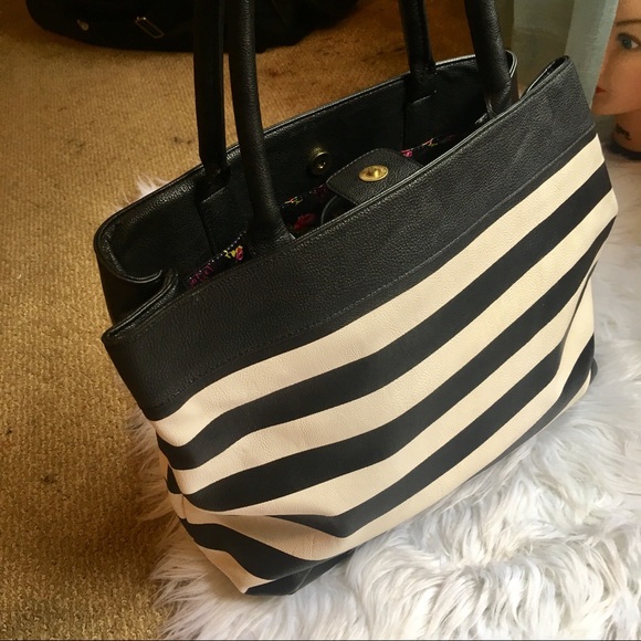 🚫Sold🚫Betsy Johnson bag. - Picture 2 of 3