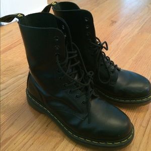 CLASSIC BLACK DR. MARTENS