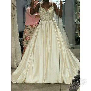 Gorgeous Wedding Gown