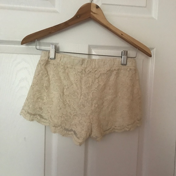 Brandy Melville Lace Shorts - Picture 2 of 2