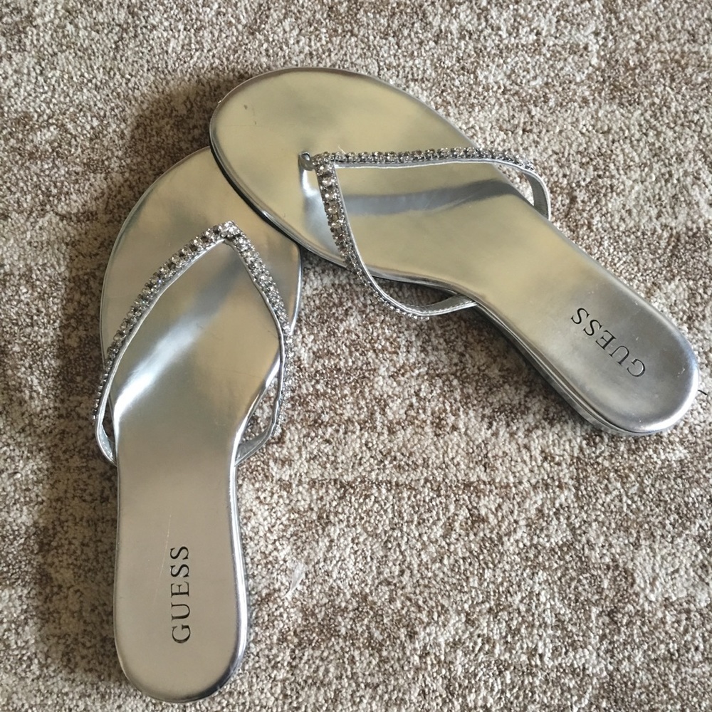 Guess- silver flip flop. Size 9