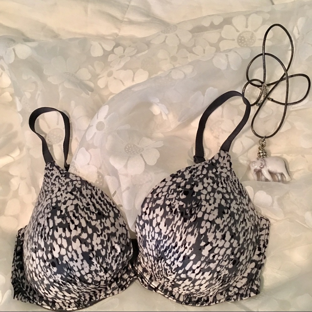 Victoria's Secret 32DD 'Fabulous' bra.