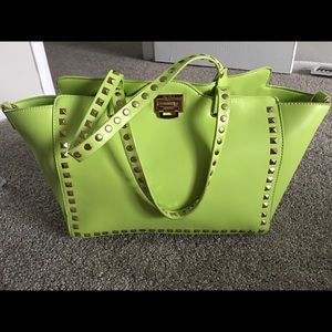 BCBG PARÍS TOTE IN APPLE GREEN🍏