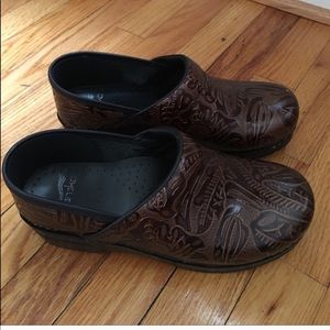 Brown Dansko flower clogs size 39