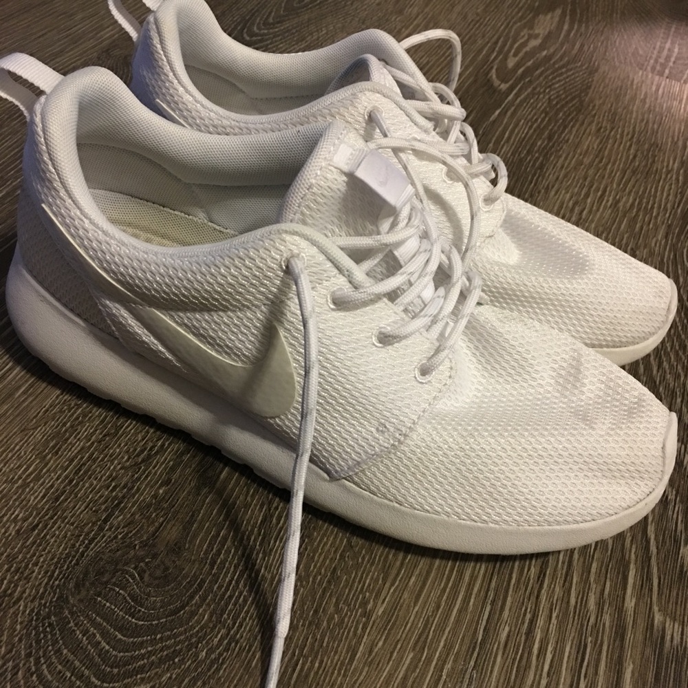 White Nike Roshe