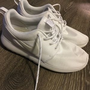 White Nike Roshe