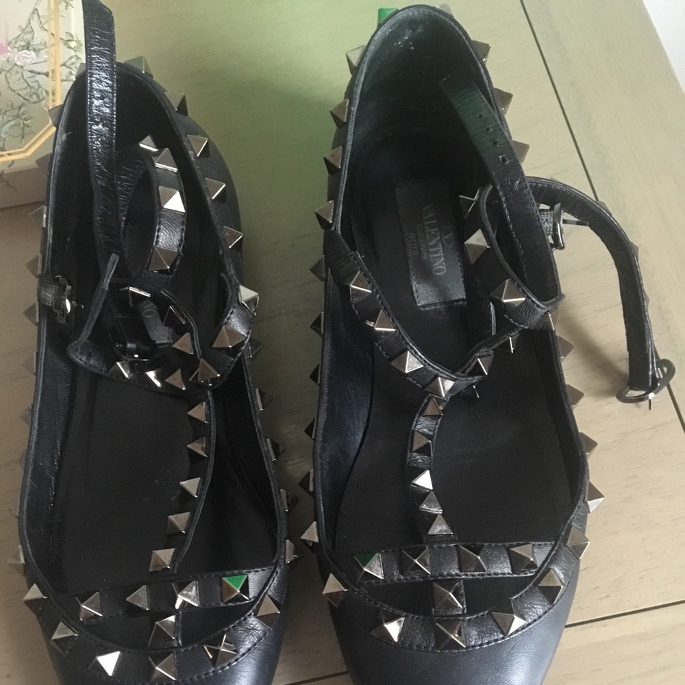 🚨final price 🚨 100% authentic valentinos sz36