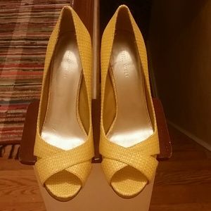 Nine West yellow,mustard shoes size 8