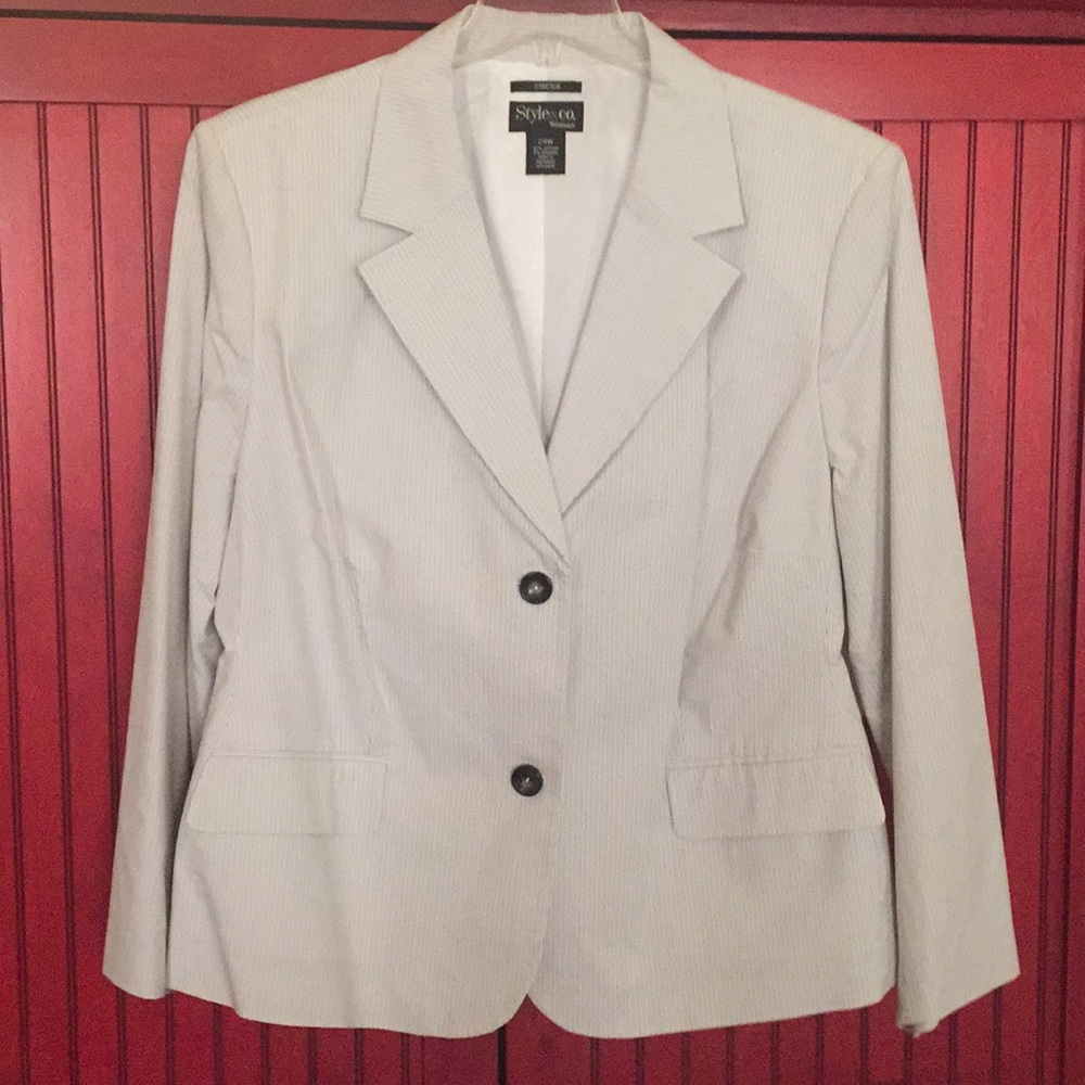 Classic tailored blazer. Nice finishing details.
