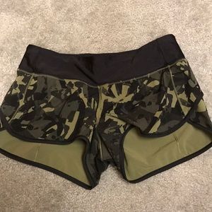 Lululemon camo shorts size 4