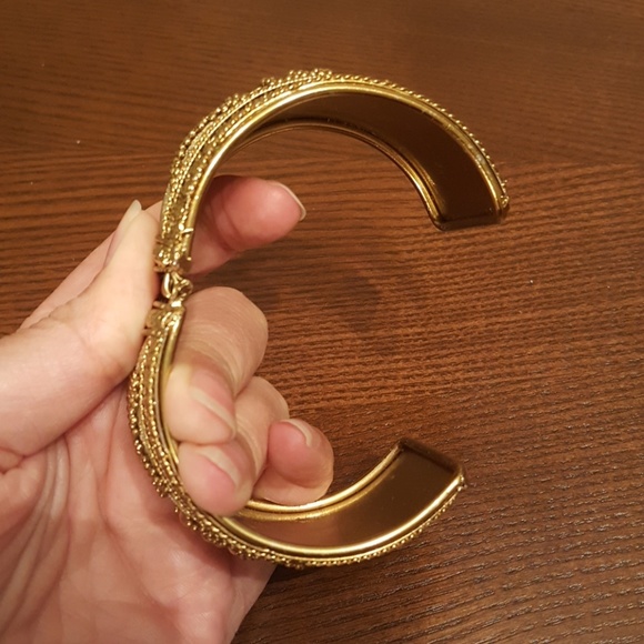 Goldtone Bangle - Picture 3 of 4
